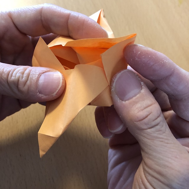 折り紙の折り方で難しい薔薇の作り方 1枚で立体の花 バラを花束に All How To Make お役立ちサイト