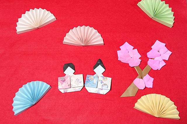 ひな祭りの壁面飾り 高齢者が喜ぶ簡単な折り紙の折り方で春の製作に